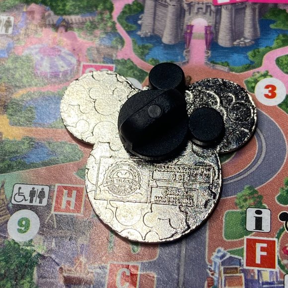 Disney Apple Mickey Fruit Pin - Picture 4 of 4